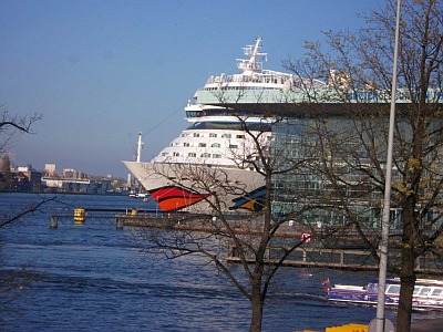 Die AIDAmar vor Amsterdam